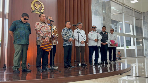Wakil Ketua DPR Sufmi Dasco Ahmad bersama Mensesneg Prasetyo Hadi, Menaker Yassierli, Presiden KSPSI Andi Gani, dan Penasihat Khusus Presiden Said Iqbal menggelar konferensi pers terkait ancaman PHK di Gedung DPR, Jakarta, Jumat (26/6/2026). Foto: Abid Raihan/kumparan