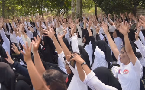 Peserta SPPI KDKMP dan KNMP meneriakkan yel-yel, Juni 2026 Foto: Instagram/@puskompetensi_bela_negara