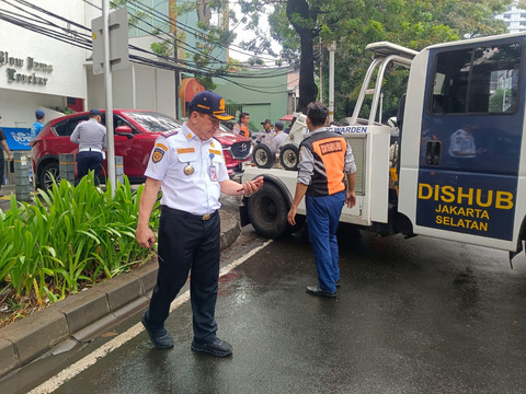 Suku Dinas Perhubungan Jakarta Selatan melakukan penertiban parkir liar di kawasan Senopati, Jakarta Selatan, Kamis (25/6/2026). Foto: Dok. Sudinhub Jakarta Selatan 