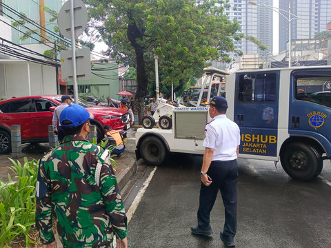Suku Dinas Perhubungan Jakarta Selatan melakukan penertiban parkir liar di kawasan Senopati, Jakarta Selatan, Kamis (25/6/2026). Foto: Dok. Sudinhub Jakarta Selatan 