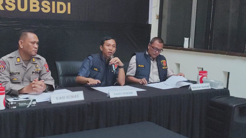 Kasat Reskrim Polrestabes Medan, AKBP Adrian Risky Lubis saat konferensi pers penyalahgunaan BBM di Polrestabes Medan, Jumat (26/6). Foto: Amar Marpaung/kumparan