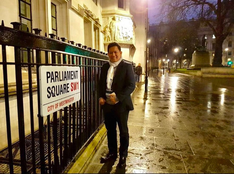 Penulis di Parliament  Square, Westminster, London, gedung simbol demokrasi parlementer modern. (Dokumen pribadi).