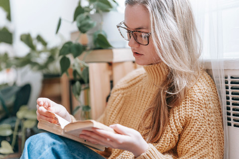 Ilustrasi seseorang membaca buku di era doomscrolling. Photo by George Milton from Pexels: https://www.pexels.com/photo/focused-student-reading-book-in-library-7034588/