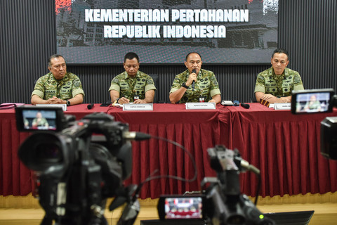 Kabag BPSDM Kemhan Mayjen TNI Ketut Gede Wetan Pastia (kedua kanan) bersama jajaran dan Tim Kesehatan Letkol CKM Ichsan (kiri) memberi keterangan saat konferensi pers evaluasi latihan dasar SPPI KDKMP di Kemenhan, Jakarta, Sabtu (27/6/2026). Foto: Fakhri Hermansyah/ANTARA FOTO
