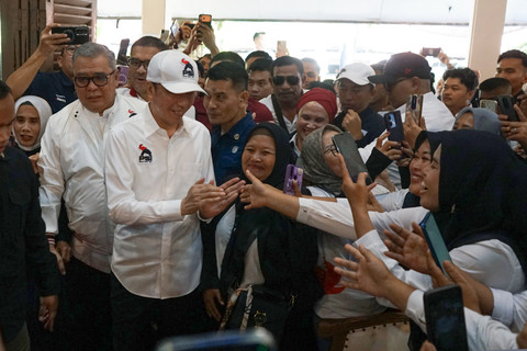 Presiden ketujuh Joko Widodo (tengah) menyapa relawan saat menghadiri Rakorda DPD Partai Solidaritas Indonesia (PSI) di kota Bandar Lampung, Lampung, Sabtu (27/62026). Foto: Ardiansyah/ANTARA FOTO