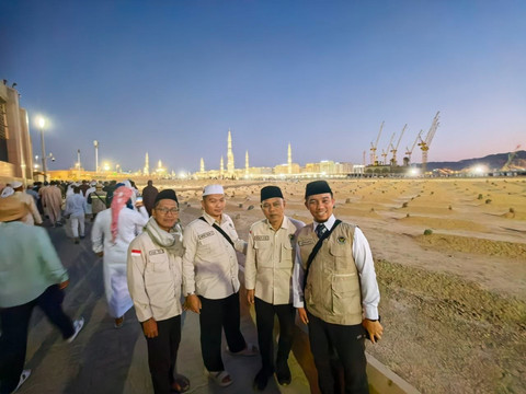 PPIH Bimbad Agus Susanto dan sejumlah peziarah saat di Makam Baqi, Madinah. Foto: Dok. MCH 2026