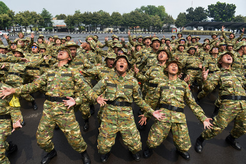 Sejumlah peserta program Sarjana Penggerak Pembangunan Indonesia (SPPI) meneriakkan yel-yel saat mengikuti Pelatihan Dasar Kemiliteran (Latsarmil) calon manajer Koperasi Desa Merah Putih di Brigif 1 Marinir Cilandak, Jakarta, Kamis (25/6/2026). Foto: Indrianto Eko Suwarso/ANTARA FOTO