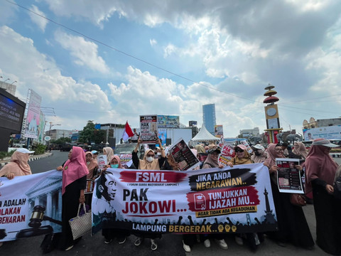 Sejumlah massa yang tergabung dalam Forum Masyarakat Lampung (FML) menggelar aksi unjuk rasa menolak kedatangan Presiden ke-7 RI Joko Widodo (Jokowi) yang tengah menjalani safari politik di Provinsi Lampung, Sabtu (27/6/2026). Foto: kumparan