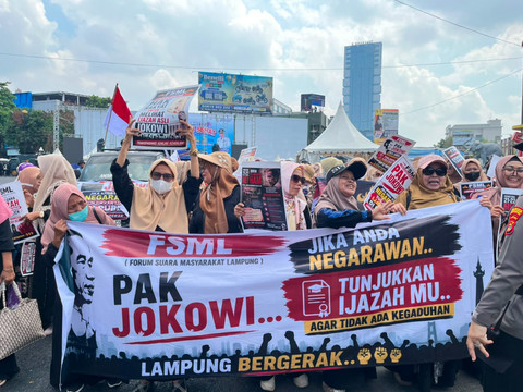 Sejumlah massa yang tergabung dalam Forum Masyarakat Lampung (FML) menggelar aksi unjuk rasa menolak kedatangan Presiden ke-7 RI Joko Widodo (Jokowi) yang tengah menjalani safari politik di Provinsi Lampung, Sabtu (27/6/2026). Foto: kumparan