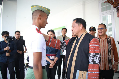 Mendagri Tito Karnavian ajak mahasiswa Poltek Ben Mboi Unhan NTT kembangkan potensi wirausaha, tak hanya terpaku jadi TNI, Polri, atau ASN. Foto: Kemendagri RI