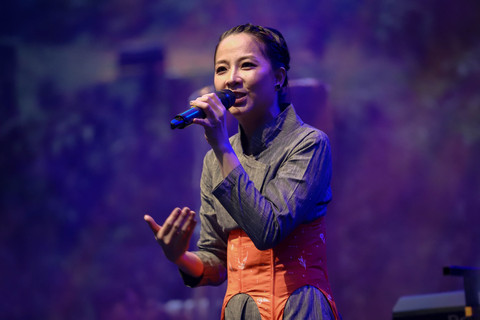 Penyanyi jazz Amelio Ong tampil menghibur penonton Jazz Gunung Slamet di Wana Wisata Baturaden, Banyumas, Jawa Tengah, Sabtu (27/6/2026). Foto: Jamal Ramadhan/kumparan