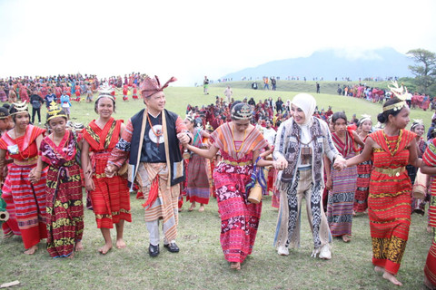 Mendagri Tito Karnavian buka Festival Fulan Fehan di Belu, ajang seni budaya bertema persahabatan ini diharapkan pererat hubungan antarnegara, Sabtu (27/6/2026). Foto: Kemendagri RI