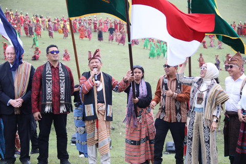 Mendagri Tito Karnavian buka Festival Fulan Fehan di Belu, ajang seni budaya bertema persahabatan ini diharapkan pererat hubungan antarnegara, Sabtu (27/6/2026). Foto: Kemendagri RI