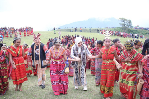 Mendagri Tito Karnavian buka Festival Fulan Fehan di Belu, ajang seni budaya bertema persahabatan ini diharapkan pererat hubungan antarnegara, Sabtu (27/6/2026). Foto: Kemendagri RI