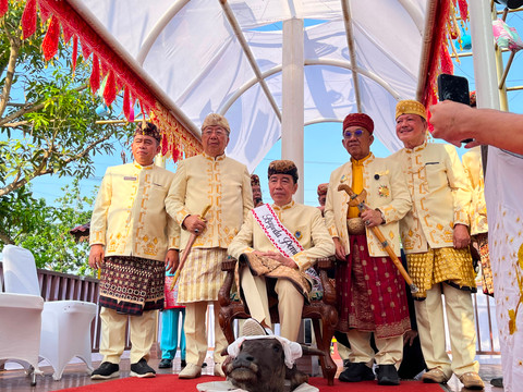 Prosesi penyematan gelar adat "Baginda Pemuka Bangsa" kepada Presiden RI ke-7 Joko Widodo (Jokowi) berlangsung khidmat di Kedatun Keagungan Lampung, Sabtu (27/6/2026). Foto: Dok. Istimewa