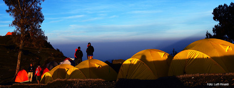 Mendaki gunung dan berkemah. Foto: Lutfi Rinaldi.