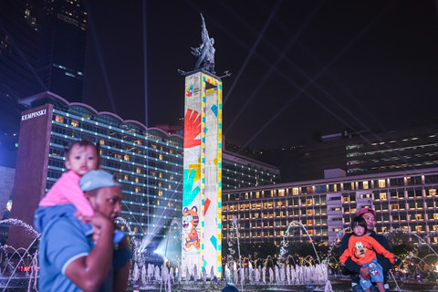 Warga menyaksikan video mapping pada Monumen Selamat Datang saat puncak perayaan HUT ke-499 Kota Jakarta, di kawasan Bundaran Hotel Indonesia, Jakarta, Sabtu (27/6/2026). Foto: M Risyal Hidayat/ANTARA FOTO