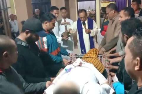 Jenazah dokter Eliza Princila Utami Pakaenoni saat berada di rumah keluarga. Foto: Dok. Istimewa