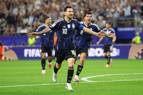 Selebrasi pemain Timnas Argentina Lionel Messi usai mencetak gol ke gawang Timnas Yordania pada pertandingan Grup J Piala Dunia 2026 di Stadion Dallas, Arlington, Texas, AS, Sabtu (27/6/2026). Foto: Hannah McKay/REUTERS