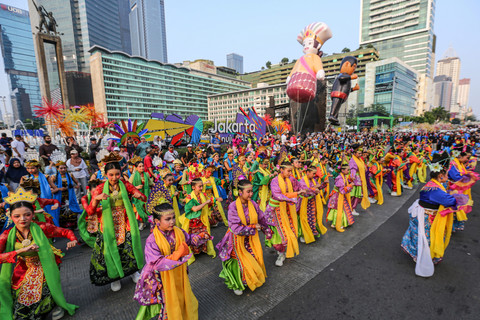 Penari tampil pada acara Jakarta Penuh Warna saat Hari Bebas Kendaraan Bermotor (HBKB) di kawasan Bundaran HI, Jakarta, Minggu (28/6/2026). Foto: Asprilla Dwi Adha/ANTARA FOTO