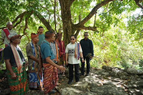 Menteri Dalam Negeri (Mendagri) Muhammad Tito Karnavian mengunjungi Desa Adat Matabesi di Kabupaten Belu, Nusa Tenggara Timur (NTT), Minggu (28/6/2026). Foto: Kemendagri RI