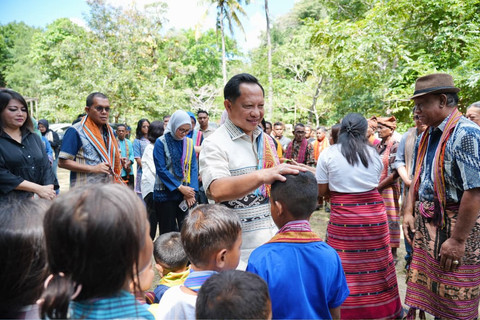 Menteri Dalam Negeri (Mendagri) Muhammad Tito Karnavian mengunjungi Desa Adat Matabesi di Kabupaten Belu, Nusa Tenggara Timur (NTT), Minggu (28/6/2026). Foto: Kemendagri RI