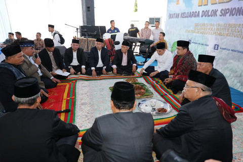 Gubernur Sumut Bobby Nasution di kediaman Wakil Ketua DPRD Sumut Ihwan Ritonga, Medan, Sumut, Minggu (28/6/2026). Foto: Pemprov Sumut