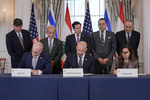 Menlu AS Marco Rubio menyaksikan Penasihat Kemlu AS Daniel Holler, Dubes Israel untuk AS Yechiel Leiter, dan Dubes Lebanon untuk AS Nada Hamadeh menandatangani perjanjian kerangka kerja antara Israel dan Lebanon di Washington, AS, Jumat (26/6/2026). Foto: Ken Cedeno/REUTERS