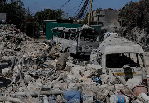 Bus-bus yang rusak akibat serangan udara Israel tergeletak di luar reruntuhan Romawi Al-Bass, situs Warisan Dunia UNESCO yang juga terkena serangan udara Israel, di Tyre, Lebanon, Kamis (25/6/2026). Foto: Zohra Bensemra/REUTERS