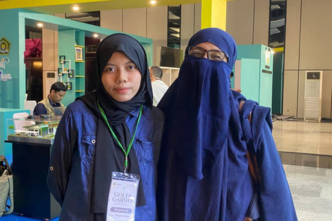 Fauzia (20), Peserta Termuda Golek Garwo Kemenag bersama Ibunya di Smesco Exibition Hall, Jakarta, Minggu (28/6/2026). Foto: Aditya Nugraha/kumparan