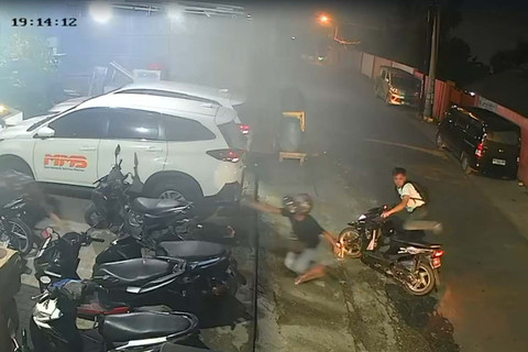 Maling motor di depan kantor PT Megarap Mitra Solusi, Jalan Raden Imba, Kecamatan Kemiling, pada Sabtu (27/6) sekitar pukul 19.14 WIB ketahuan saat beraksi. Pelaku sempat todongkan pistol. Foto: Dok. Istimewa