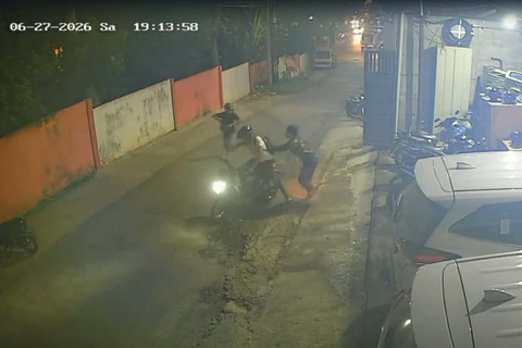 Maling motor di depan kantor PT Megarap Mitra Solusi, Jalan Raden Imba, Kecamatan Kemiling, pada Sabtu (27/6) sekitar pukul 19.14 WIB ketahuan saat beraksi. Pelaku sempat todongkan pistol. Foto: Dok. Istimewa