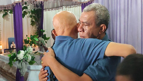 Ayah dokter Icha saat menerima ucapan duka dari keluarga di rumah duka di Baumata, Kupang, NTT. Foto: kumparan