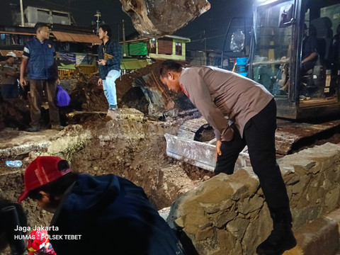 Proses evakuasi bocah 4 tahun yang masuk lobang galian di dekat pintu air Manggarai, Jakarta Selatan. Foto: Dok. Istimewa