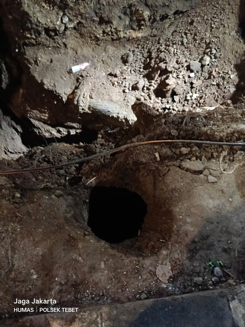 Proses evakuasi bocah 4 tahun yang masuk lobang galian di dekat pintu air Manggarai, Jakarta Selatan. Foto: Dok. Istimewa