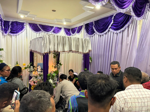 Bupati Timor Tengah Utara (TTU), Yosep Falentinus Delasalle Kebo, saat mendatangi rumah duka dokter Icha di Baumata, Kupang, NTT. Foto: kumparan