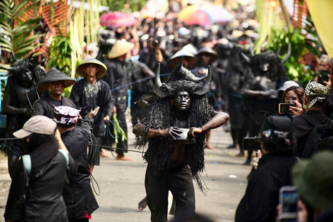 Kemeriahan Ritual Kebo-keboan Alasmalang, di desa Desa Alasmalang, Kecamatan Singojuruh, Banyuwangi, Minggu (28/6). Foto: Tim kumparan
