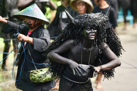 Kemeriahan Ritual Kebo-keboan Alasmalang, di desa Desa Alasmalang, Kecamatan Singojuruh, Banyuwangi, Minggu (28/6). Foto: Tim kumparan