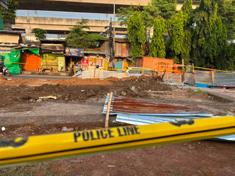 Polisi sudah memasang garis pembatas di lokasi TKP Bocah laki laki jatuh ke lubang proyek Lapangan Multifungsi Taman RW 04, Jalan Manggarai Utara II, Jakarta Selatan Senin (29/6). Foto: Pradya Tirta/kumparan