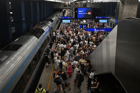Penumpang berdiri di peron menunggu kereta yang tertunda akibat gelombang panas di stasiun kereta api Warsawa Pusat di Warsawa pada 28 Juni 2026. Foto: Sergei Gapon/AFP