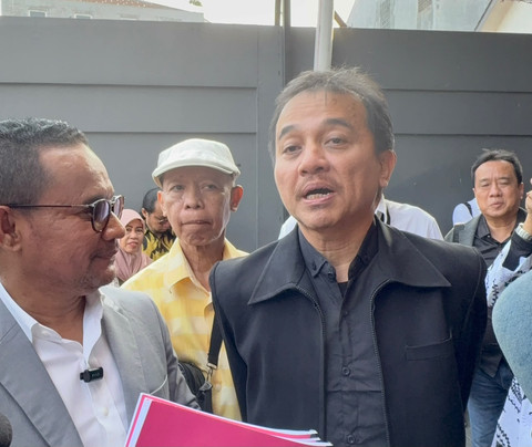 Roy Suryo tiba di Pengadilan Negeri Jakarta Selatan untuk menjalani sidang praperadilan terkait pelaksanaan upaya paksa penggeledahan aparat dalam kasus dugaan fitnah dan pencemaran nama baik Presiden ke-7 RI, Joko Widodo, (29/6). Foto: Kevin Daniel/kumparan