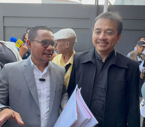 Roy Suryo tiba di Pengadilan Negeri Jakarta Selatan untuk menjalani sidang preperadilan terkait pelaksanaan upaya paksa penggeledahan aparat dalam kasus dugaan fitnah dan pencemaran nama baik Presiden ke-7 RI, Joko Widodo, (29/6). Foto: Kevin Daniel/kumparan