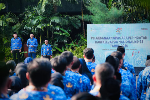 Menteri Sosial Saifullah Yusuf atau Gus Ipul memimpin Upacara Peringatan Hari Keluarga Nasional (Harganas) ke-33 Tahun 2026 di lapangan upacara Kementerian Sosial, pada Senin (29/6/2026). Foto: Biro Humas / Bayu Aprianto