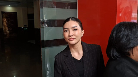Selebritas Sarwendah melaporkan beberapa akun media sosial terkait kasus dugaan fitnah dan pencemaran nama baik di Polres Jakarta Selatan, Senin (29/6).  Foto: Vincentius Mario/kumparan