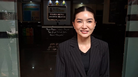 Selebritas Sarwendah melaporkan beberapa akun media sosial terkait kasus dugaan fitnah dan pencemaran nama baik di Polres Jakarta Selatan, Senin (29/6).  Foto: Vincentius Mario/kumparan