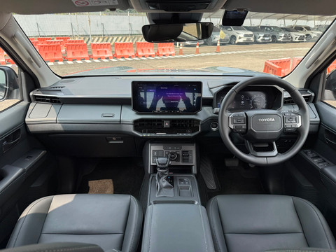 Toyota Hilux generasi keenam. Foto: Syahrul Ghiffari/kumparan