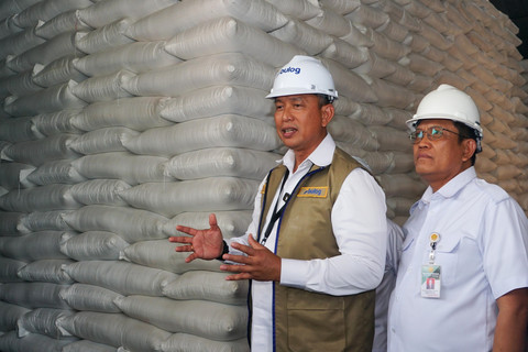 Direktur Utama Perum Bulog Ahmad Rizal Ramdhani mengajak mahasiswa Universitas Gadjah Mada (UGM) mengunjungi Gudang Stok Beras Perum Bulog di Jakarta, Senin (29/6/2026). Foto: Iqbal Firdaus/kumparan