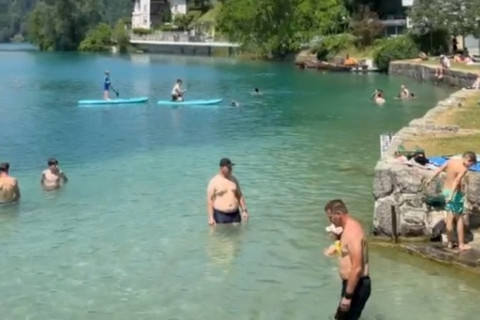 Warga terdampak gelombang panas mengunjungi Danau Bled di Ljubljana, Slovenia, Senin (29/6/2026). Foto: Dok. Istimewa