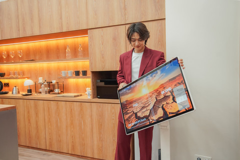 Choi Minho dari grup SHINee menunjukkan LG Smart Monitor Swing di acara LG Housewarming di Central Park Mall, Jakarta, Rabu (24/6/2026).  Foto:  LG Electronics