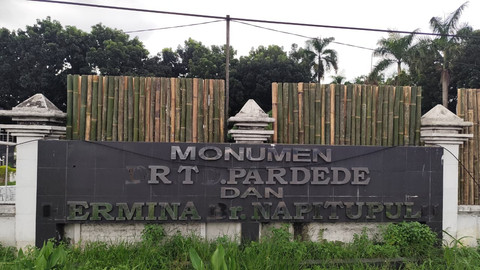 Besi pagar Monumen TD Pardede diganti bambu, Deli Serdang, Senin (29/6/2026). Foto: Amar Marpaung/kumparan